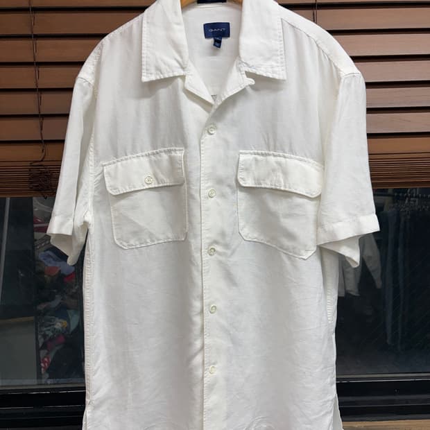 GANT 간트 화이트 오픈카라 투포켓 반팔 셔츠
