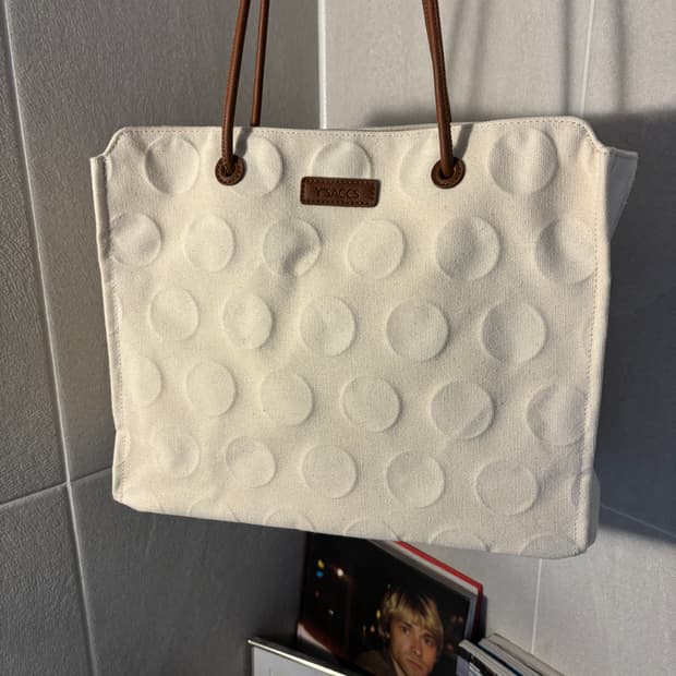 Y'saccs 엠보싱 도트 캔버스 토트백