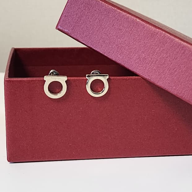 페라가모 간치니 로고 귀걸이