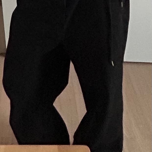 블랙 와이드 팬츠 아일렛 디테일