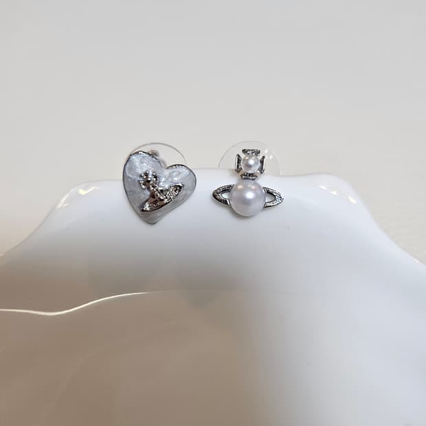 비비안웨스트우드 업사이클링 하트 언발란스 진주 귀걸이