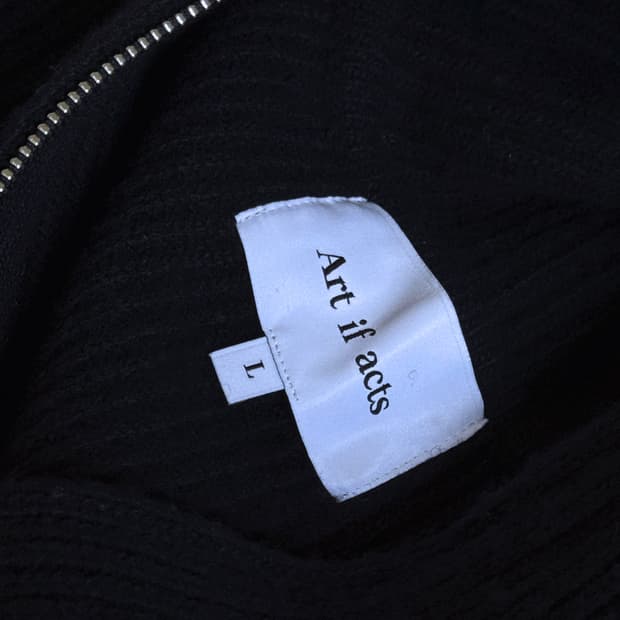 아트 이프 액츠 하프집 터틀넥 니트