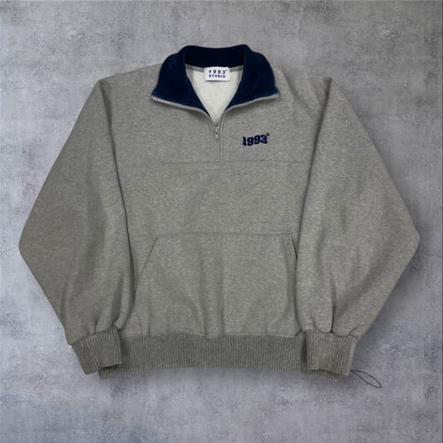 1993 스튜디오 그레이 컬러 스몰 로고 반집업 맨투맨