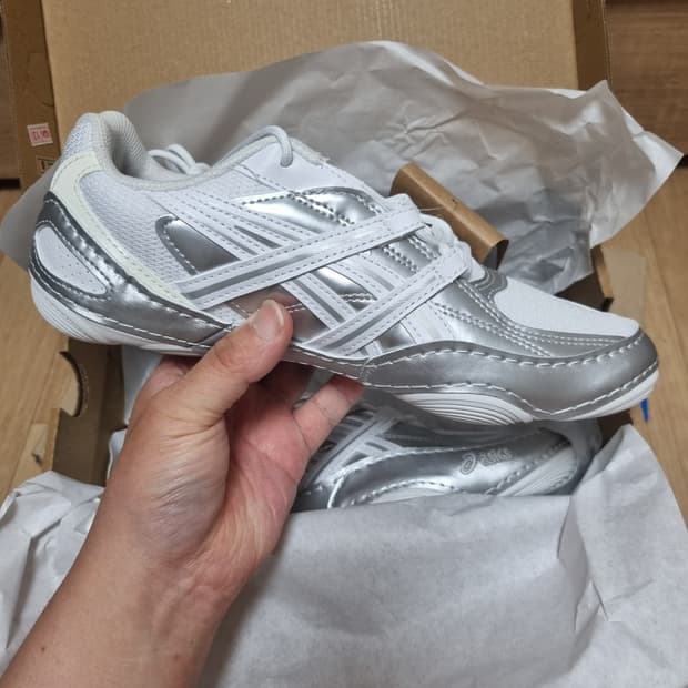 아식스 하이퍼싱크 화이트 퓨어 실버
235사이즈 새상품