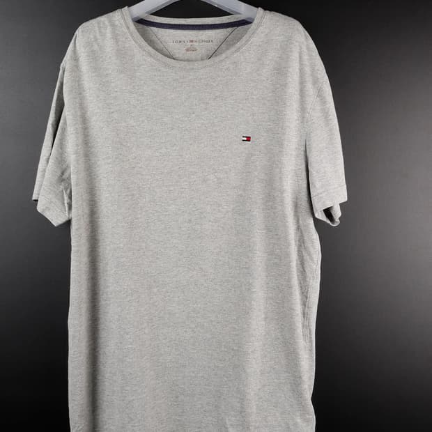 타미 회색 티셔츠