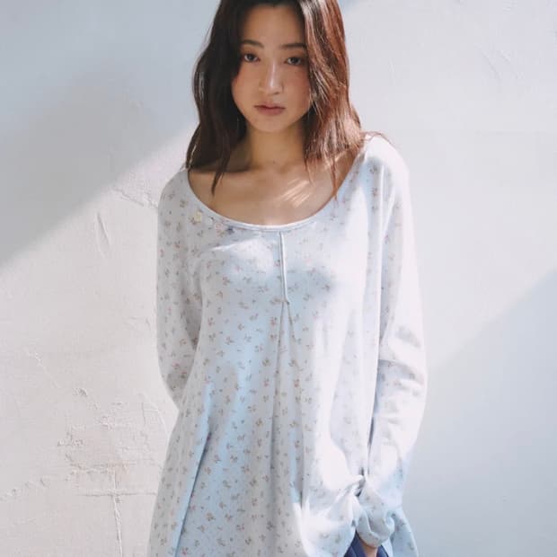오피쉬-Floral Tuck Longsleeve, Sky Blue