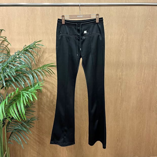 꾸레쥬 트레이닝 팬츠 로고 자수 지퍼 포켓 밴딩 디테일 부츠컷 블랙