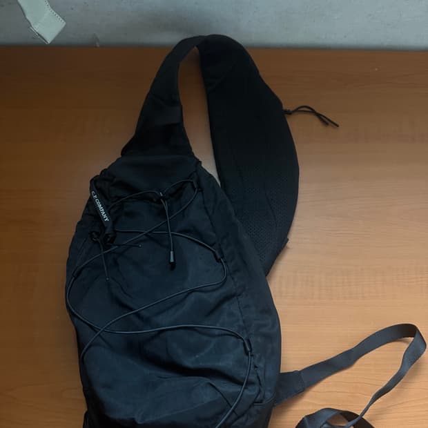 cp컴퍼니 나일론 B 렌즈 크로스백 블랙 25FW