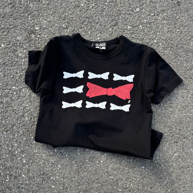 꼼데가르송 블랙 리본 반팔티셔츠 