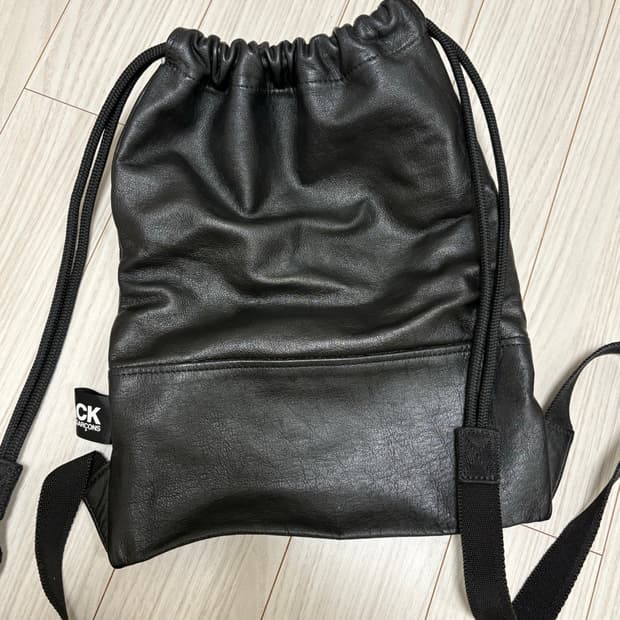 꼼데가르송 블랙 가죽 드로스트링 백팩