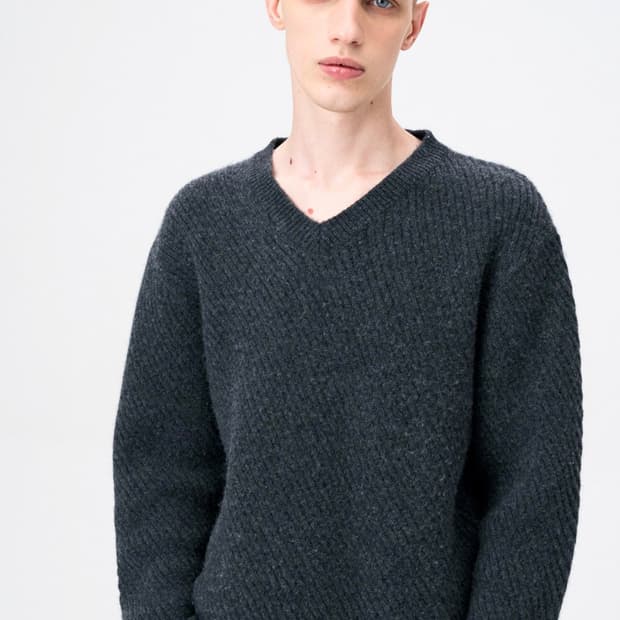 애니타임로릭 브이넥 니트