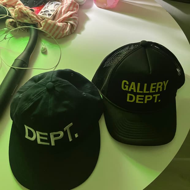 갤러리 디파트먼트 모자 2개