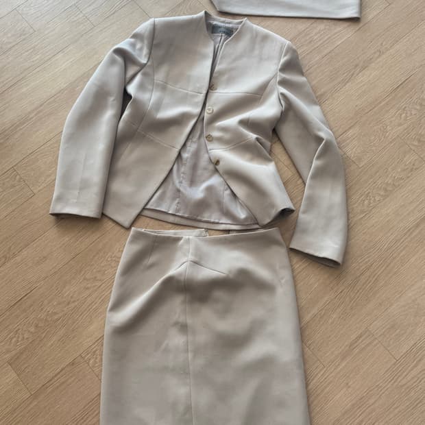 Odessa 베이지 여성 정장 세트