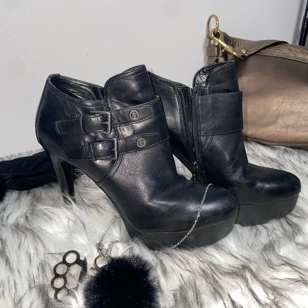 게스 버클디테일 가죽 앵클 부츠 갸루