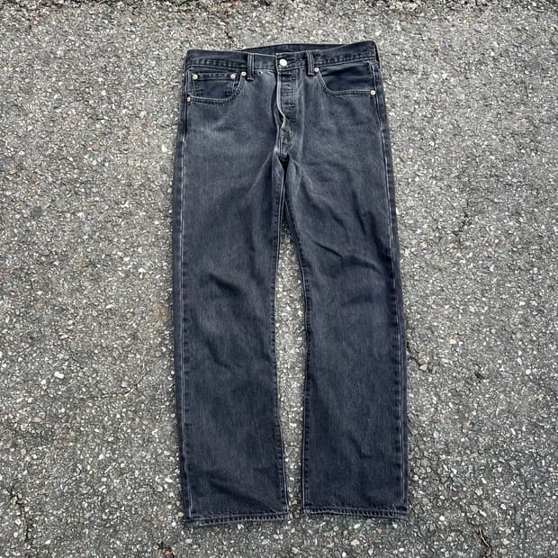 33  리바이스 501 블랙 데님 팬츠입니다