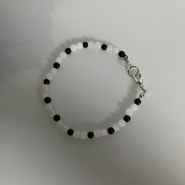 Black and White point bracelet