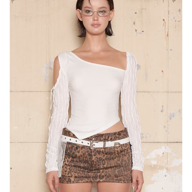 힐다 Cut Out Wave Sleeve Top [White]