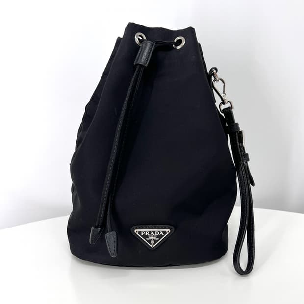 프라다 나일론 삼각로고 버킷 파우치 블랙