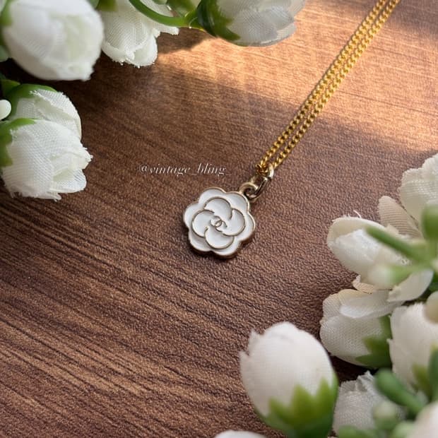 화이트) 샤넬 쁘띠 까멜리아 골드 목걸이