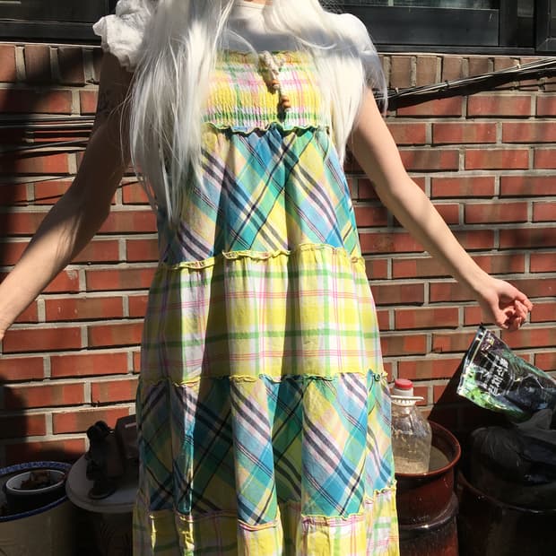 옐로우 체크 티어드 끈 원피스