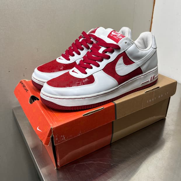 NIKE
