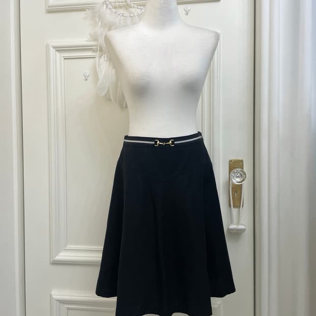 black waist point flare midi skirt