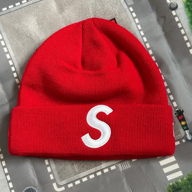 슈프림 뉴에라 에스로고 비니 레드 17fw