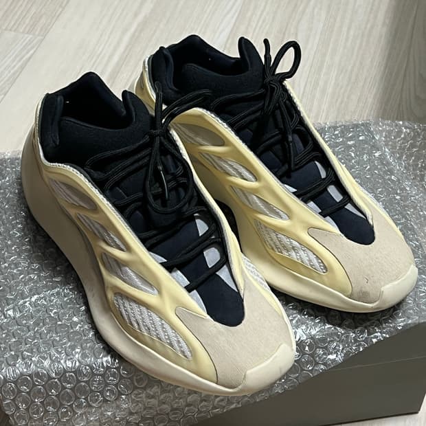 아디다스 이지 700 V3 아자엘 OG