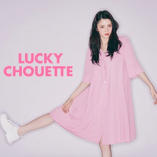 [한소희 착용] 럭키슈에뜨 빅 카라 플리츠 반팔 원피스