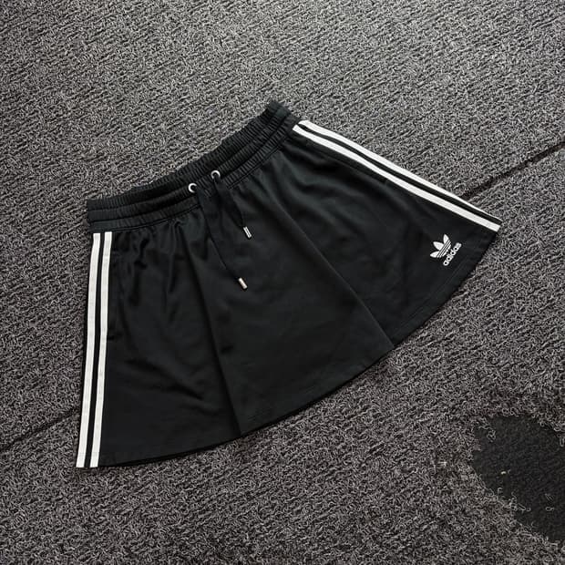 아디다스 우먼스 플레어 트랙 스커트 3741