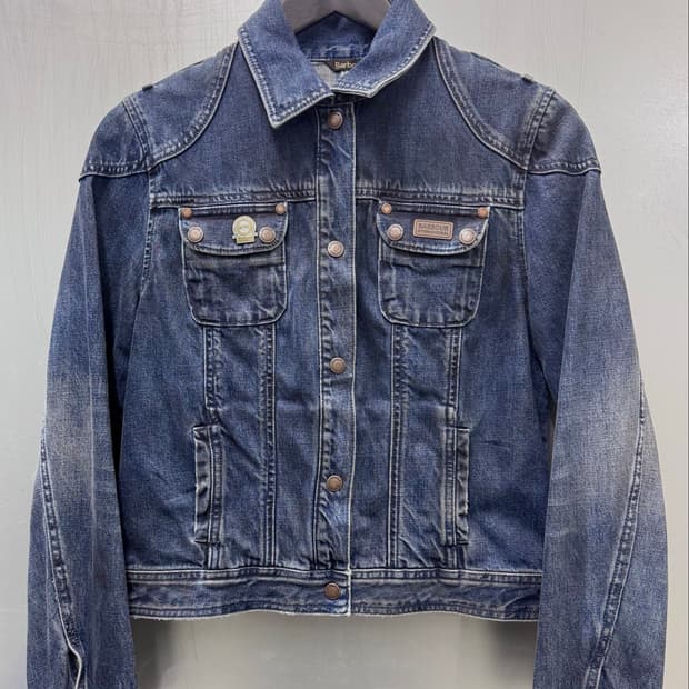 Barbour 바버 인터내셔널 금속 로고 플레이트 데님 자켓