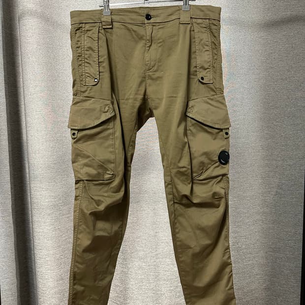 CP컴퍼니 렌즈와펜 카고 팬츠 카키 (55/33) 