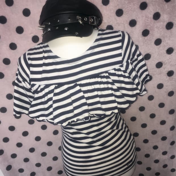 KanNa shop || dolly ribbon 프릴 하트트임 줄무늬 탑