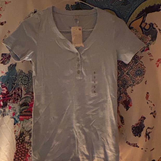 유니클로 딱붙 슬림핏 하늘색 단추 버튼 반팔 티셔츠 핀터걸