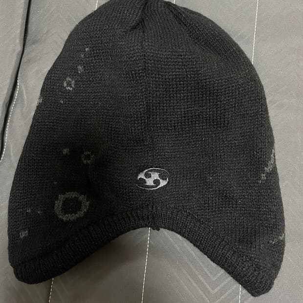 산산기어 스파이크 이어 플랩 비니 블랙