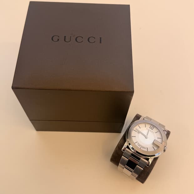  구찌(Gucci)의 남성용 스테인리스 스틸 시계