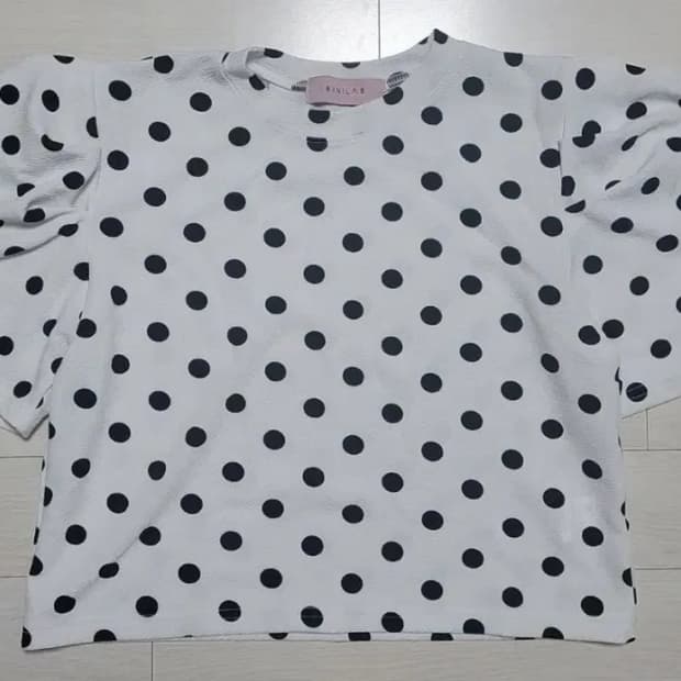 급처새상품!바닐라비 어깨볼륨셔링도트무늬크롭블라우스티 레니본st리즈리사st