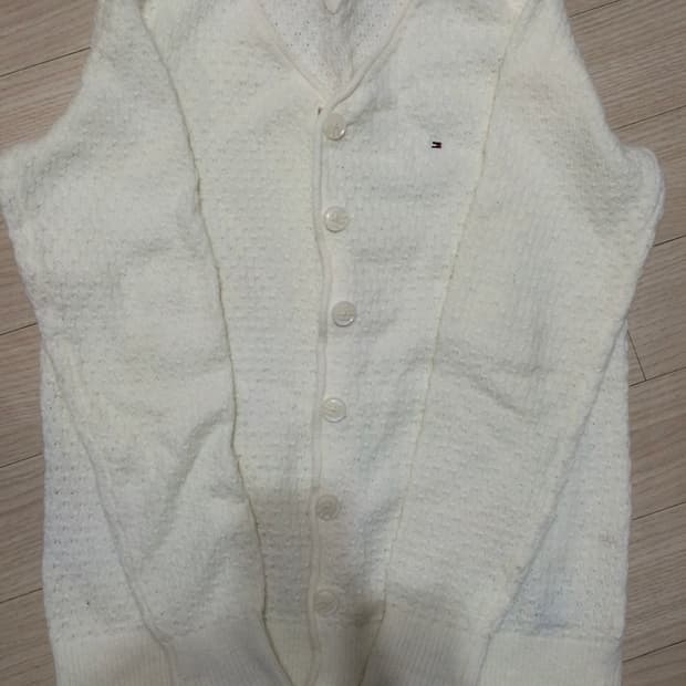 Tommy Hilfiger ivory v-neck knit cd