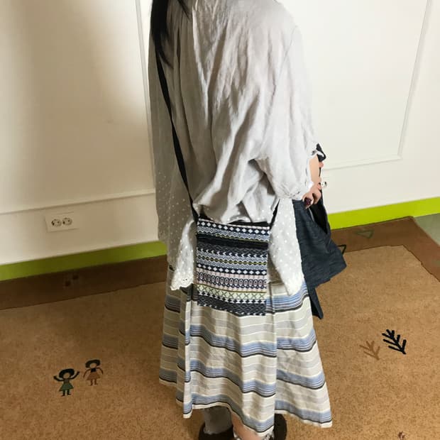 바다를 닮은 스커트 위에 그레이 톤을 얹어 잔잔하게 흐르는 실루엣🌊