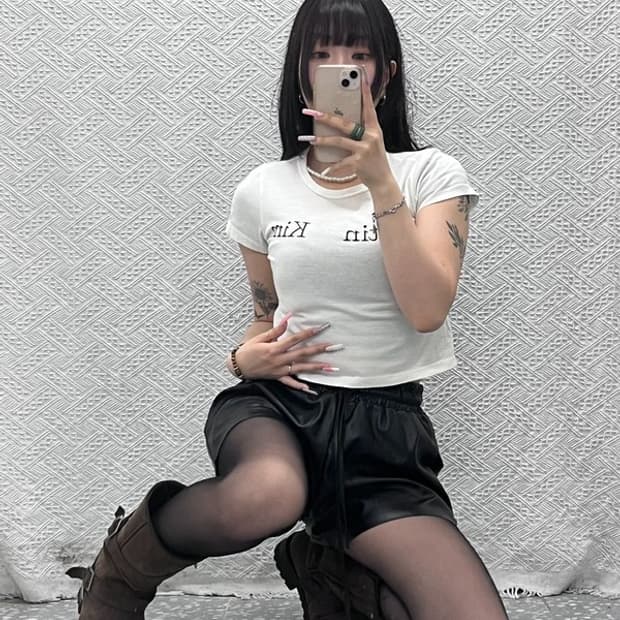 마뗑킴 빈티지 캐주얼 레터링로고 크롭 슬림핏 반팔티 F C13460