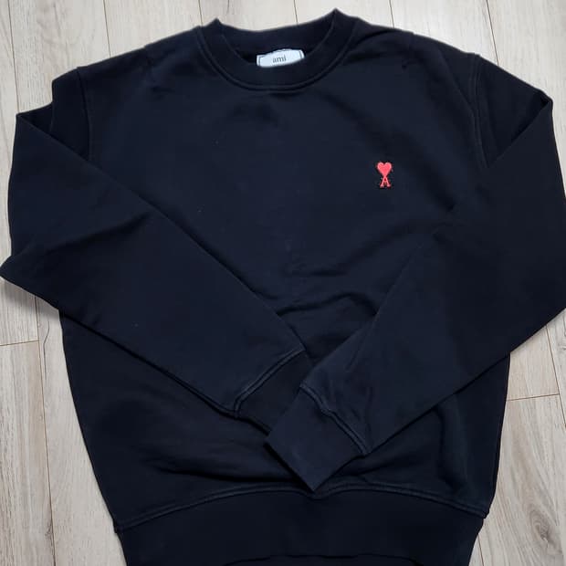 아미 스몰 하트 로고 맨투맨