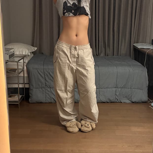 유니클로 베이지 와이드 카고팬츠