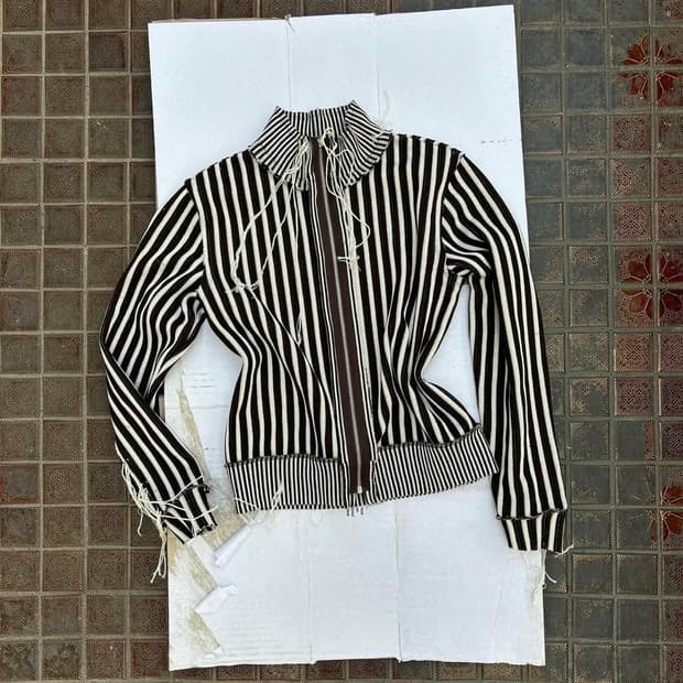 0tape 스트라이프 집업 니트 화이트/브라운