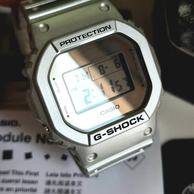 새제품) 카시오 지샥 5600 DW-5600FF-8 실버 메탈릭 손목 시