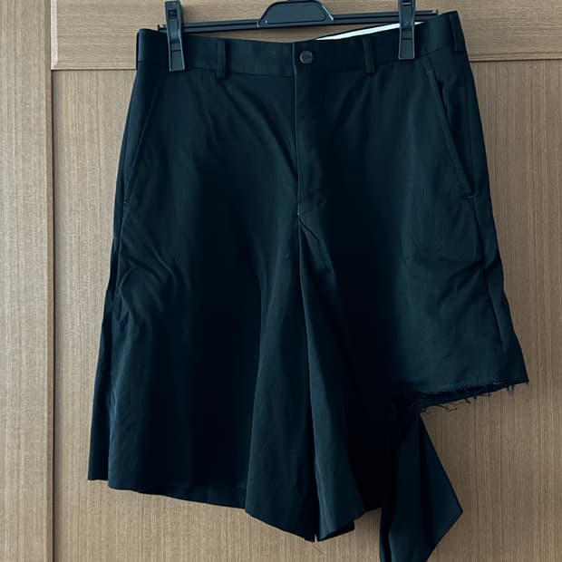 꼼데가르송 옴므 플러스 디스트로이 하프팬츠 (블랙 s)