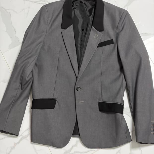 어두운 그레이 블레이저