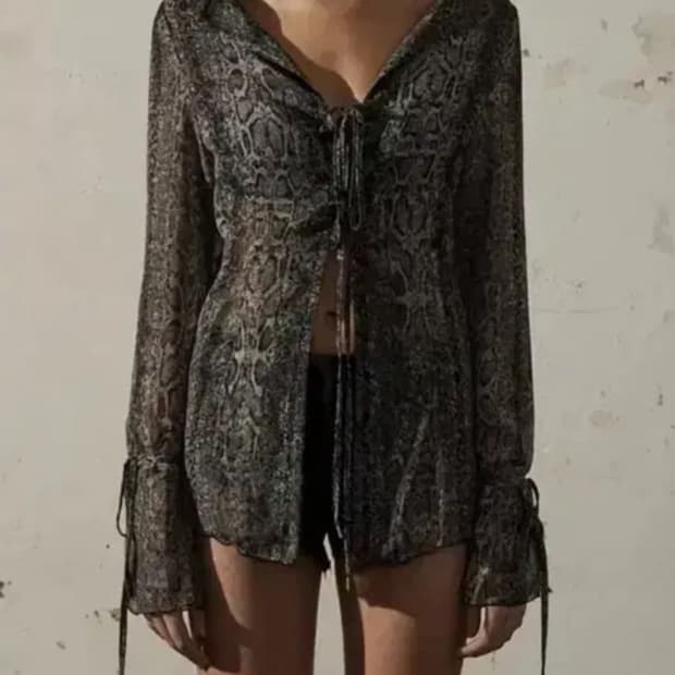 보헤미안서울 레이스업 블라우스 그레이 호피 파이톤