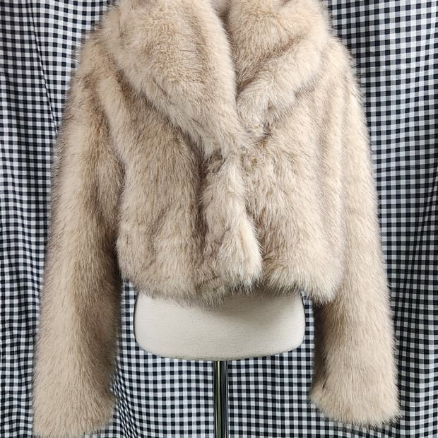 베이지 볼륨 퍼 숏자켓 / 연말·파티룩