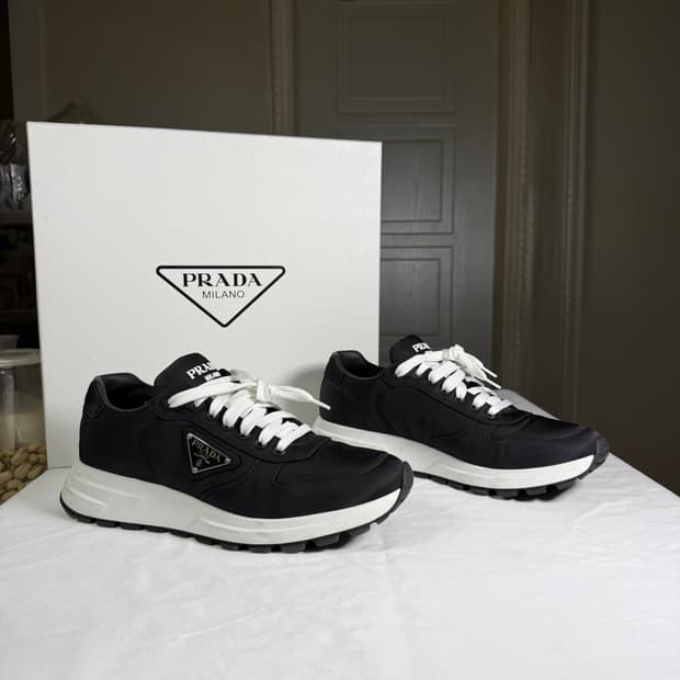 프라다 프랙스 01 리나일론 레더 스니커즈