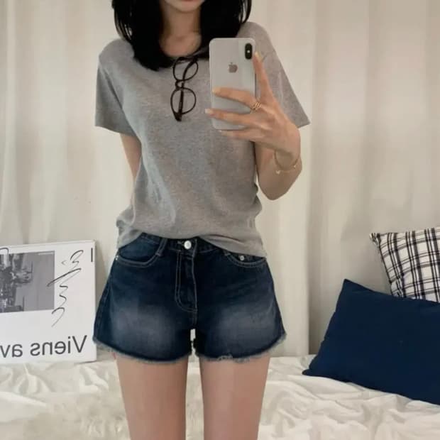 Basic round plain grey t-shirt